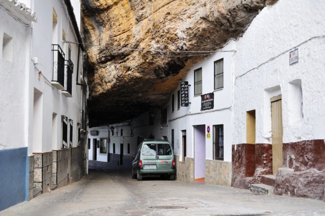 Một con đường ấn tượng ở Thị trấn của những ngôi nhà trắng Setenil de las Bodegas